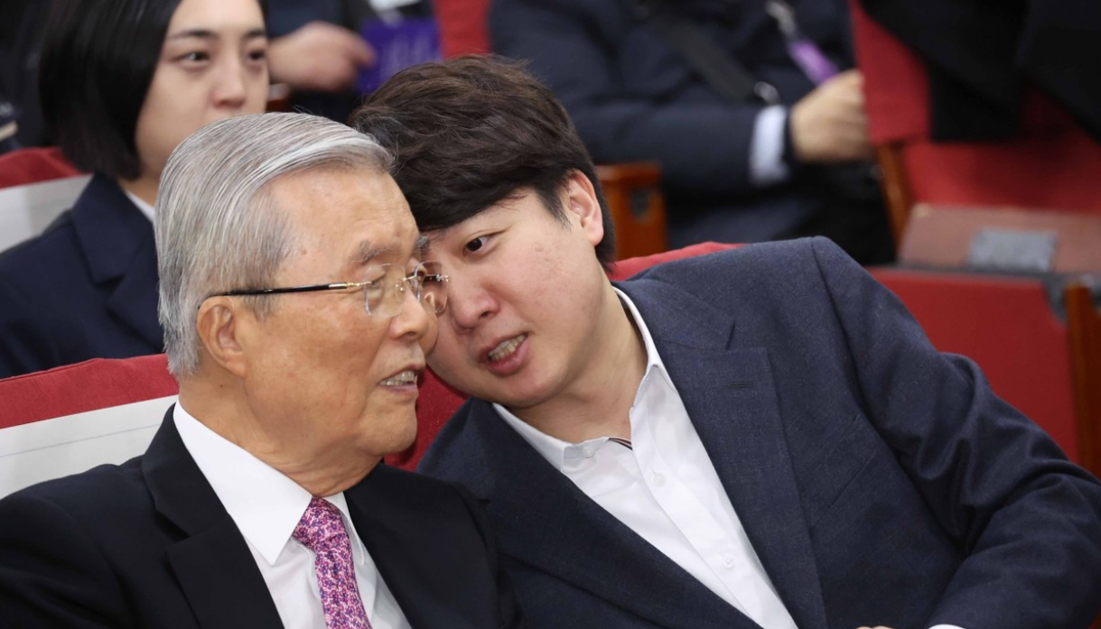 2023년 12월 17일 국회 의원회관에서 열린 새로운선택-세번째권력 공동창당대회에서 이준석 전 국민의힘 대표와 김종인 전 비대위원장이 대화하고 있다.