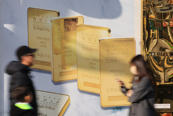 ▲ 지난달 10일 서울 종로구 한국금거래소 종로본점 외벽에 골드바 광고물이 붙어있다. (사진제공=연합뉴스)