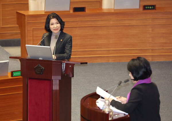 이진숙 방송통신위원장이 14일 서울 여의도 국회 본회의장에서 열린 교육·사회·문화분야 대정부질문에서 더불어민주당 최민희 의원의 질의에 답변하고 있다. [연합뉴스]