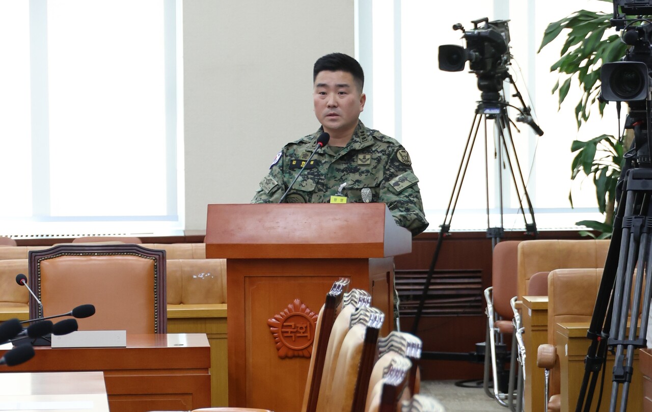 김현태 707특수임무단장이 지난 17일 국회 국방위원회 전체회의에서 국민의힘 소속 위원들의 질의에 답하고 있다.이날 회의는 더불어민주당 의원들의 회유 의혹과 관련해 성 위원장 직권으로 야당 의원들이 불참한 가운데 열렸다.