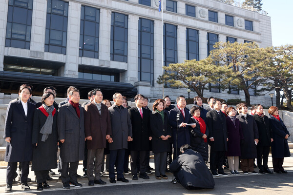 17일 서울 종로구 헌법재판소 앞에서 국민의힘 윤상현, 나경원, 김기현 의원을 비롯한 여당 의원들이 윤석열 대통령 최소한 방어권 보장 촉구 및 불공정성 규탄과 관련해 헌법재판소 사무처장을 면담하기 전 기자회견을 하고 있다(연합뉴스)