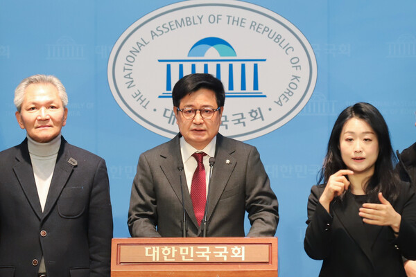 가짜뉴스뿌리뽑기범국민운동본부 등 언론시민단체 회원들이 10일 서울 여의도 국회 소통관에서 기자회견을 열고 여야가 공석인 방송통신위원회와 방송통신심의위원회 위원들을 추천해야 한다고 촉구하고 있다. 이날 회견에는 국민의힘 김장겸 의원도 참석했다(연합뉴스)