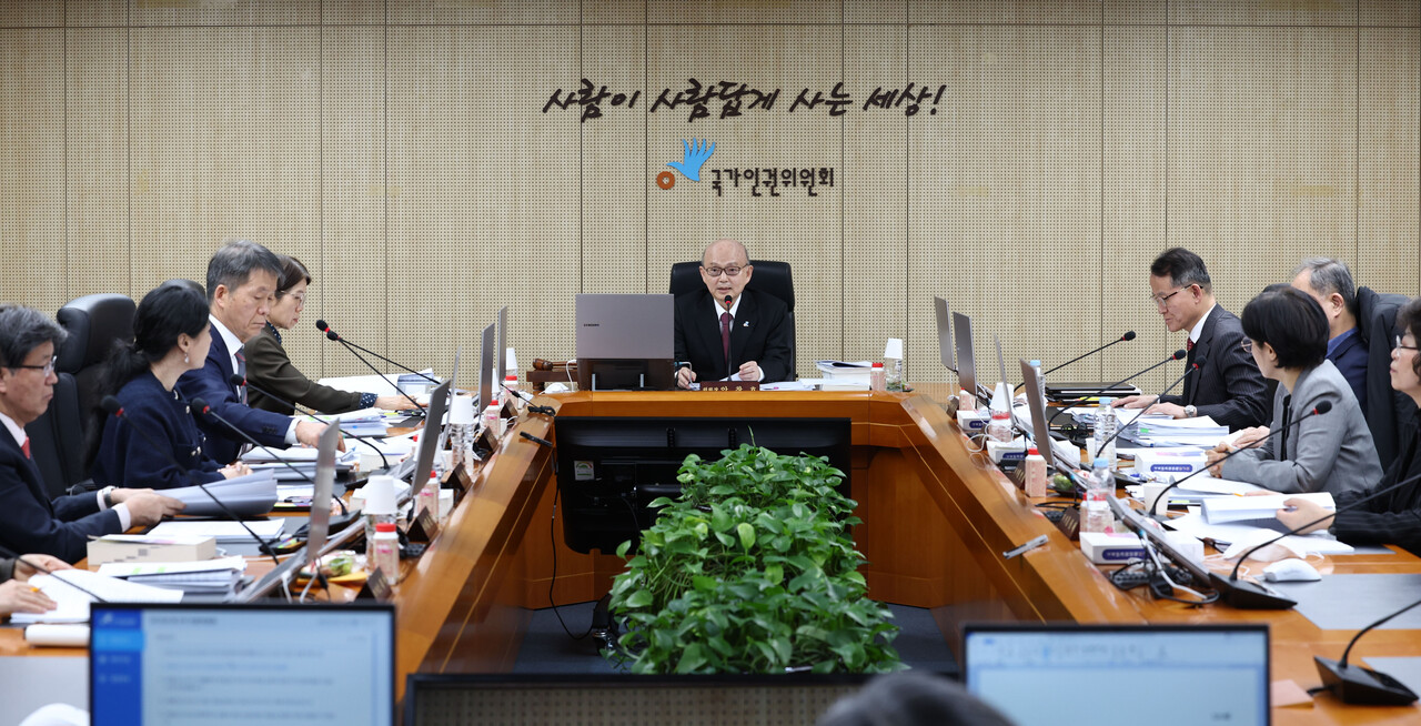 안창호 국가인권위원회 위원장이 지난 10일 서울 중구 국가인권위에서 열린 제2차 전원위원회에서 발언을 하고 있다.