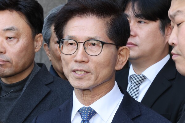  김문수 고용노동부 장관이 28일 대구 달서구 대구문화예술회관에서 열린 제65주년 2.28민주운동국가기념식에 참석한 후 기자들과 만나 질의응답을 하고 있다(연합뉴스)