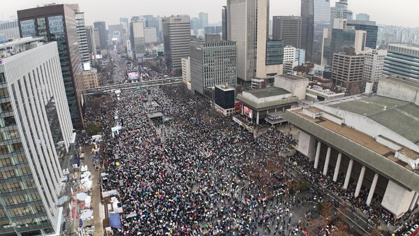3월 1일 세종문화회관 앞을 가득 메운 시민들이  ‘탄핵 원천 무효’를 외쳤다. [대국본]