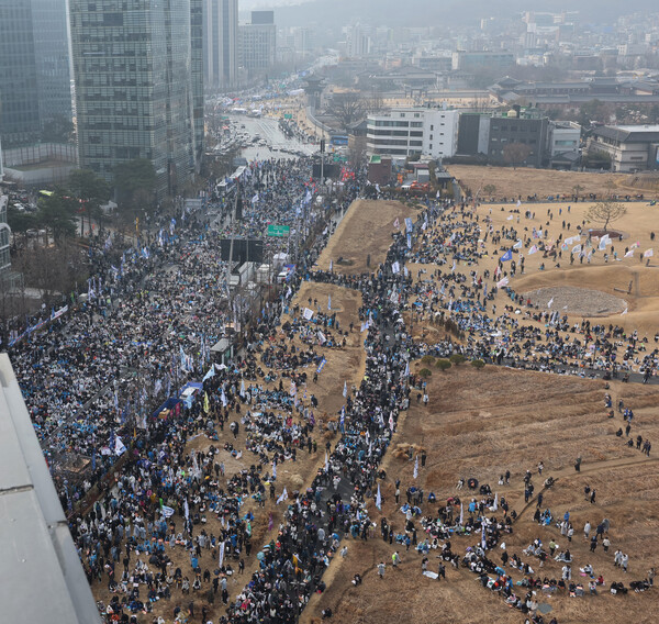 1일 서울 종로구 안국동에서 야 5당 공동 내란종식·민주헌정수호를 위한 윤석열 파면 촉구 범국민대회가 열리고 있다