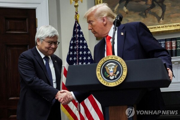 TSMC 투자 발표 기자회견에서 악수하는 웨이저자 TSMC 회장(왼쪽)과 도널드 트럼프 전 미국 대통령. [사진=연합뉴스]