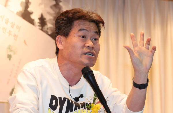 26일 서울 명동 YWCA에서 열린 신평 변호사 출판기념회에서 한국사 강사 전한길 씨가 축사를 하고 있다(연합뉴스)