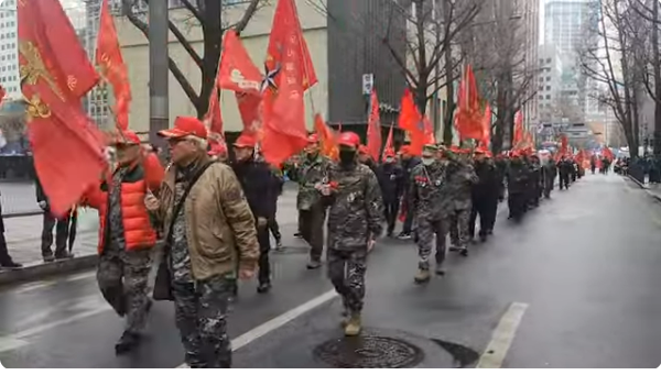 해병대 전우회 회원들이 윤석열 대통령 탄핵반대를 외치며 시가행진을 진행하고 있다