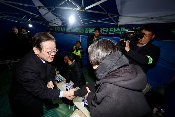 더불어민주당 이재명 대표가 9일 서울 경복궁역 인근에서 단식 농성 중인 ‘윤석열 즉각 퇴진·사회대개혁 비상행동 대표단’을 찾아 인사를 나누고 있다(연합뉴스)