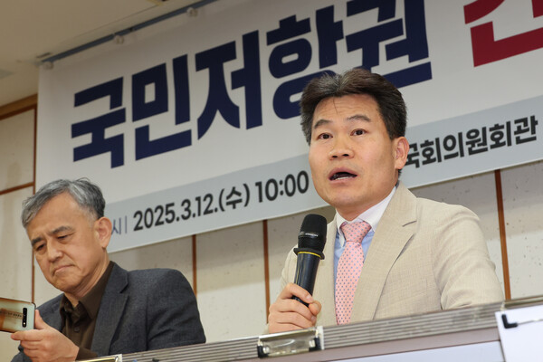  26일 서울 명동 YWCA에서 열린 신평 변호사 출판기념회에서 한국사 강사 전한길 씨가 축사를 하고 있다(연합뉴스)