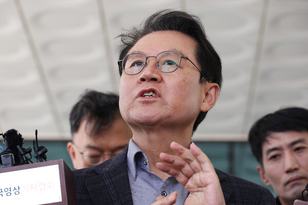 윤석열 대통령의 변호인단인 윤갑근 변호사가 13일 서울 서초구 서울고검 앞에서 기자회견을 하고 있다(연합뉴스)