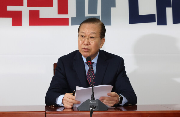 국민의힘 권영세 비상대책위원장이 13일 서울 여의도 국회에서 기자회견을 열고 최재해 감사원장과 이창수 서울중앙지검장 등 검사 3명에 대한 탄핵심판 선고와 관련한 입장을 밝히고 있다 [사진=연합뉴스]