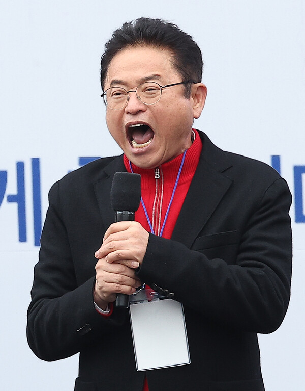 5일 서울 세종대로에서 대한민국바로세우기운동본부 주최 윤석열 대통령 탄핵 반대 집회가 열린 가운데 세종대로와 광화문광장에 경찰 버스로 차벽이 세워져 있다(연합뉴스)