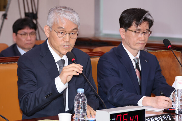 천대엽 법원행정처장이 12일 서울 여의도 국회에서 열린 법제사법위원회 전체회의에서 윤석열 대통령의 구속 취소 결정과 관련한 질의에 답하고 있다(연합뉴스)