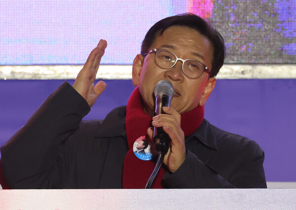 윤석열 대통령의 변호인인 석동현 변호사가 20일 서울 종로구 동화면세점 앞에서 열린 대통령국민변호인단 탄핵 반대 통합 집회에서 발언하고 있다(연합뉴스)