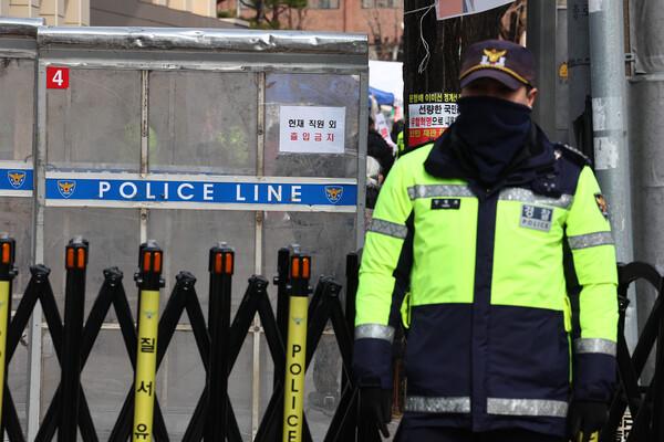 헌법재판소의 윤석열 대통령 탄핵심판 선고를 앞둔 18일 서울 종로구 헌법재판소 앞에 경찰 바리케이드와 펜스가 설치돼 있다(연합뉴스)