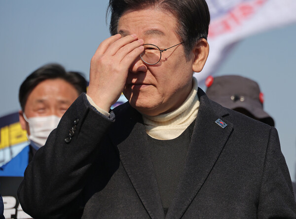 경찰의 신변보호를 받게 되면서 장외 활동을 재개한 더불어민주당 이재명 대표가 19일 방탄복을 착용한 채 윤석열 대통령 파면 촉구 국회의원 도보행진에 참석해 있다(연합뉴스)