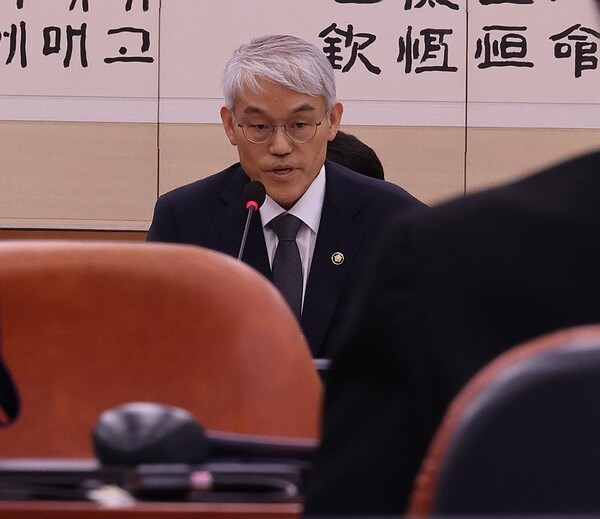 지난 12일 천대엽 법원행정처장이 국회에서 열린 법제사법위원회 전체회의에서 윤석열 대통령의 구속 취소 결정과 관련한 질의에 답하고 있다. [사진=연합뉴스]