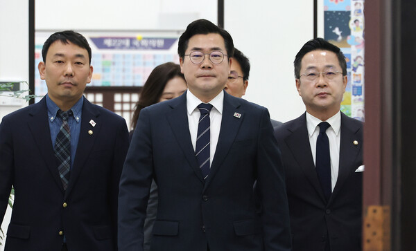 더불어민주당 박찬대 원내대표(가운데)가 23일 국회에서 열린 기자간담회에 입장하고 있다(연합뉴스)