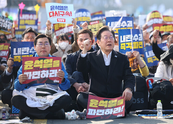  더불어민주당 이재명 대표와 박찬대 원내대표가 22일 서울 종로구 동십자각 앞에서 열린 야5당 공동 비상시국 범국민대회에서 구호를 외치고 있다(연합뉴스) 