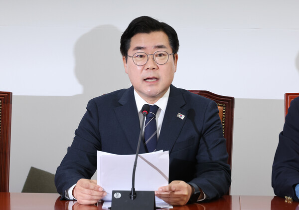 더불어민주당 박찬대 원내대표가 23일 국회에서 열린 기자간담회에서 발언하고 있다(연합뉴스)