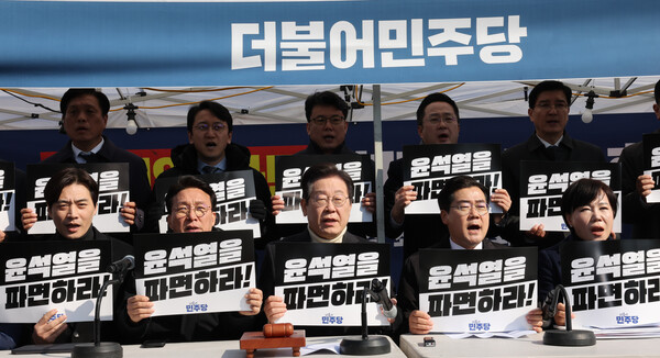  더불어민주당 이재명 대표와 박찬대 원내대표가 19일 서울 종로구 경복궁역 부근 광화문 민주당 천막농성장에서 열린 현장 최고위원회의에서 윤석열 대통령 파면을 촉구하며 구호를 외치고 있다(연합뉴스)