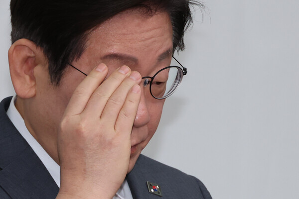  더불어민주당 이재명 대표가 21일 서울 여의도 국회에서 열린 최고위원회의에서 발언을 듣던 중 안경을 고쳐쓰고 있다(연합뉴스)