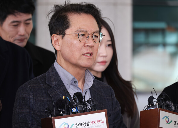 윤석열 대통령의 변호인단인 윤갑근 변호사가 13일 서울 서초구 서울고검 앞에서 기자회견을 하고 있다(연합뉴스)