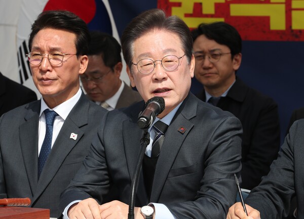  더불어민주당 이재명 대표가 24일 서울 종로구 경복궁역 부근 광화문 더불어민주당 천막당사에서 열린 최고위원회의에서 발언하고 있다(연합뉴스)