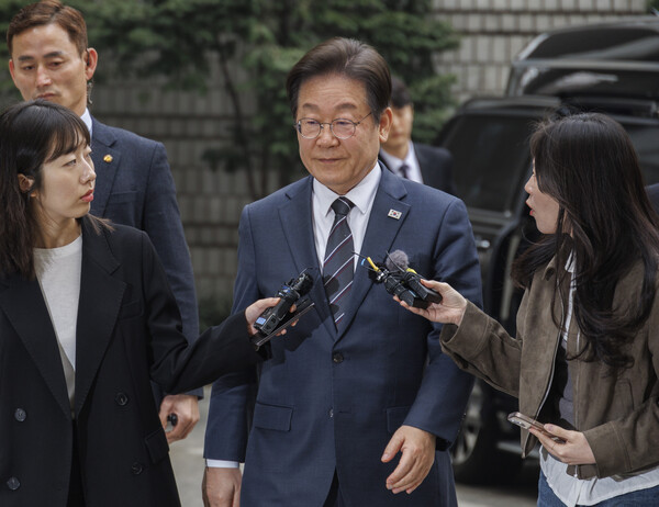 더불어민주당 이재명 대표가 25일 서울 서초구 서울중앙지법에서 열린 '대장동·위례·백현동·성남FC 사건' 1심 공판에 출석하다 취재진 질문을 받고 있다.(연합뉴스)
