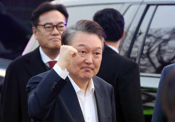 서울구치소에서 석방된 윤석열 대통령이 8일 서울 한남동 관저 앞에서 차에서 내려 지지자들에게 손을 들어 보이고 있다(연합뉴스)