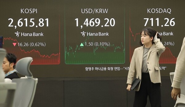 지난 25일 서울 중구 하나은행 딜링룸에서 딜러들이 업무를 보고 있다. [사진=연합뉴스]