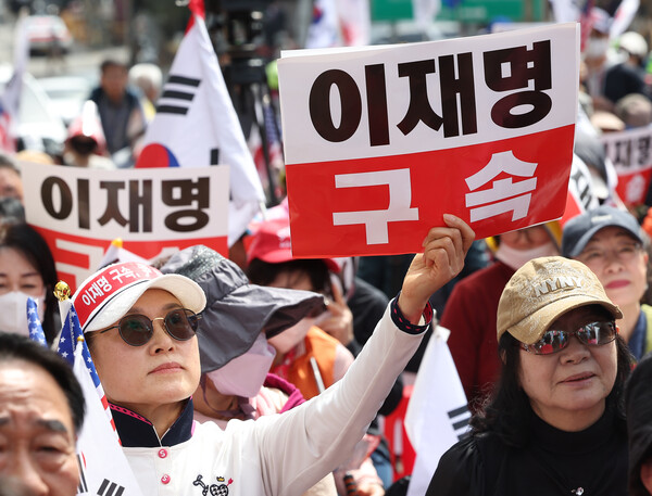 더불어민주당 이재명 대표의 공직선거법 2심 선고 공판을 앞둔 26일 서울 서초구 서울중앙지방법원 인근에서 이 대표 구속 촉구 집회가 열리고 있다(연합뉴스)