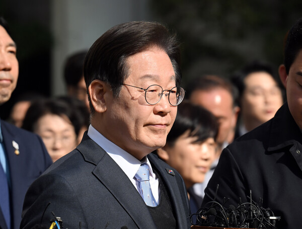 더불어민주당 이재명 대표가 26일 서울 서초구 서울고등법원에서 열린 공직선거법 위반 항소심에서 무죄를 선고받은 뒤 법정을 나서고 있다(연합뉴스)