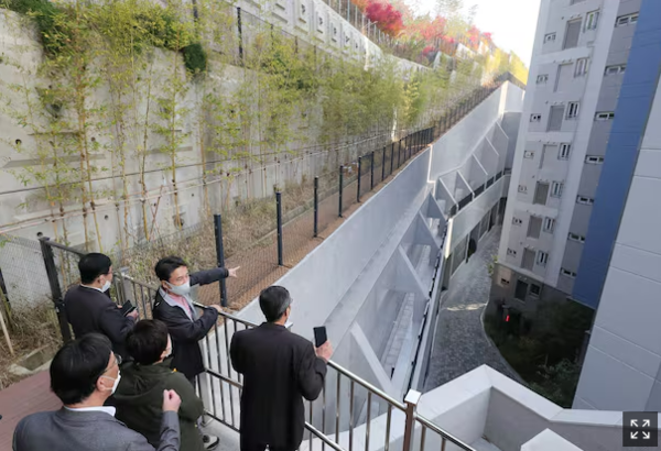 논란의 백현동 옹벽아파트(이미지-연합뉴스)