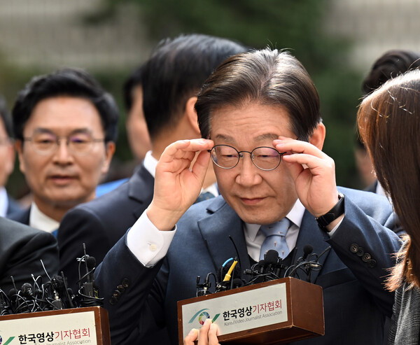 더불어민주당 이재명 대표가 26일 서울 서초구 서울고등법원에서 열린 공직선거법 위반 혐의 항소심 선고 공판에 출석하고 있다(연합뉴스)