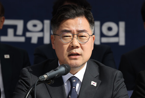 더불어민주당 박찬대 원내대표가 26일 서울 종로구 광화문 천막당사에서 열린 최고위원회의에서 발언하고 있다(연합뉴스)