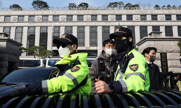  윤석열 대통령 탄핵심판 심리가 4월로 넘어온 1일 서울 종로구 헌법재판소 앞에서 경찰들이 경비를 강화하고 있다(연합뉴스)