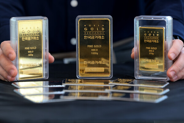 ▲서울 종로구 한국금거래소에 전시된 골드바 [사진=연합뉴스]