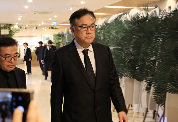 2일 오후 부산 해운대구 해운대백병원 장례식장에 차려진 장제원 전 국회의원 빈소에 정진석 대통령실 비서실장이 조문을 위해 방문하고 있다(연합뉴스)