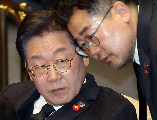  더불어민주당 이재명 대표가 3일 국회 본회의에서 박찬대 원내대표와 대화하고 있다(이미지-연합뉴스)