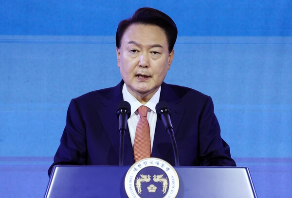  윤석열 대통령이 6일 강원도 춘천 송암스포츠타운 실내테니스장에서 열린 '2회 지방자치·균형발전의 날 기념식'에 참석해 기념사를 하고 있다(연합뉴스)