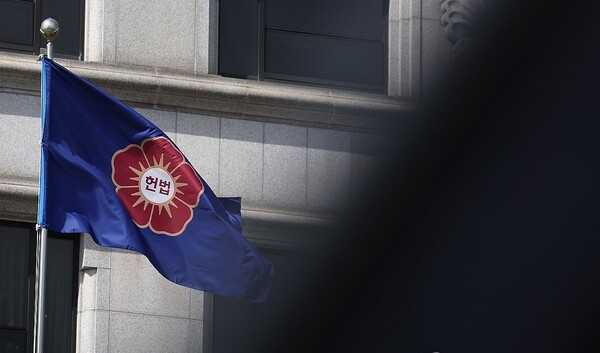 헌법재판소 앞 깃발이 바람에 날리고 있다. [사진=연합뉴스]