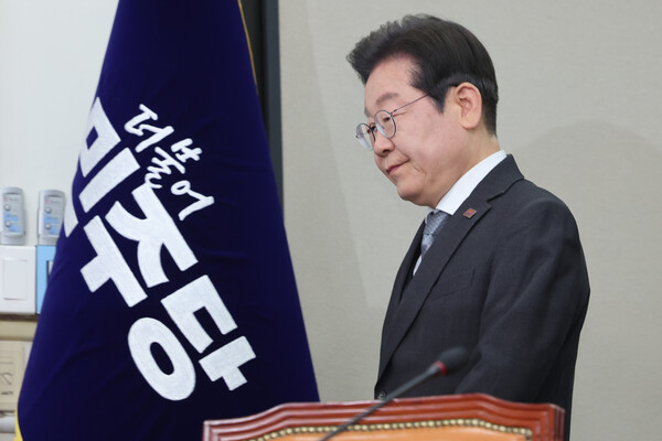 더불어민주당 이재명 대표가 4일 서울 여의도 국회에서 헌법재판소의 윤석열 대통령 파면 선고에 대한 입장을 밝히기 위해 회의장으로 들어서고 있다(연합뉴스)