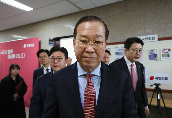 국민의힘 권영세 비상대책위원장이 4일 서울 여의도 국회에서 현재의 윤석열 전 대통령 탄핵 인용이 발표되자 입장을 밝힌 뒤 회의장을 나가고 있다(연합뉴스)