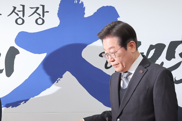 더불어민주당 이재명 대표가 4일 서울 여의도 국회에서 헌법재판소의 윤석열 대통령 파면 선고에 대한 입장을 밝히기 위해 회의장으로 들어서고 있다(연합뉴스)