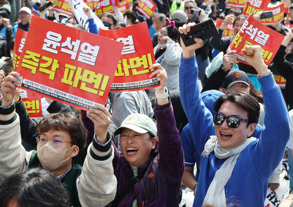 헌법재판소가 윤석열 전 대통령 탄핵 사건에 대해 인용을 선고한 4일 서울 용산구 한남동 관저 인근에서 탄핵에 찬성한 시민들이 환호하고 있다(연합뉴스)