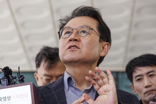 윤석열 대통령의 변호인단인 윤갑근 변호사가 13일 서울 서초구 서울고검 앞에서 열린 기자회견에서 취재진 질문에 답하고 있다(연합뉴스)