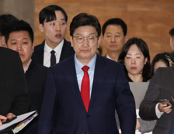 국민의힘 권성동 원내대표가 헌재의 윤석열 대통령 탄핵 인용이 발표된 4일 서울 여의도 국회에서 열린 긴급 의원총회에 참석하고 있다(연합뉴스)